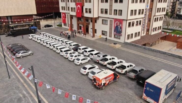 AKP’den CHP’ye geçen belediye fazla araçları sergilendi