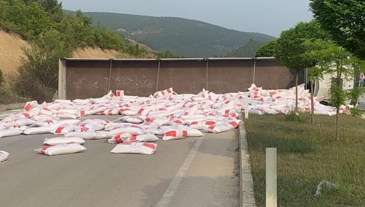 Tokat’ta un yüklü tır devrildi: Un çuvalları yola savruldu