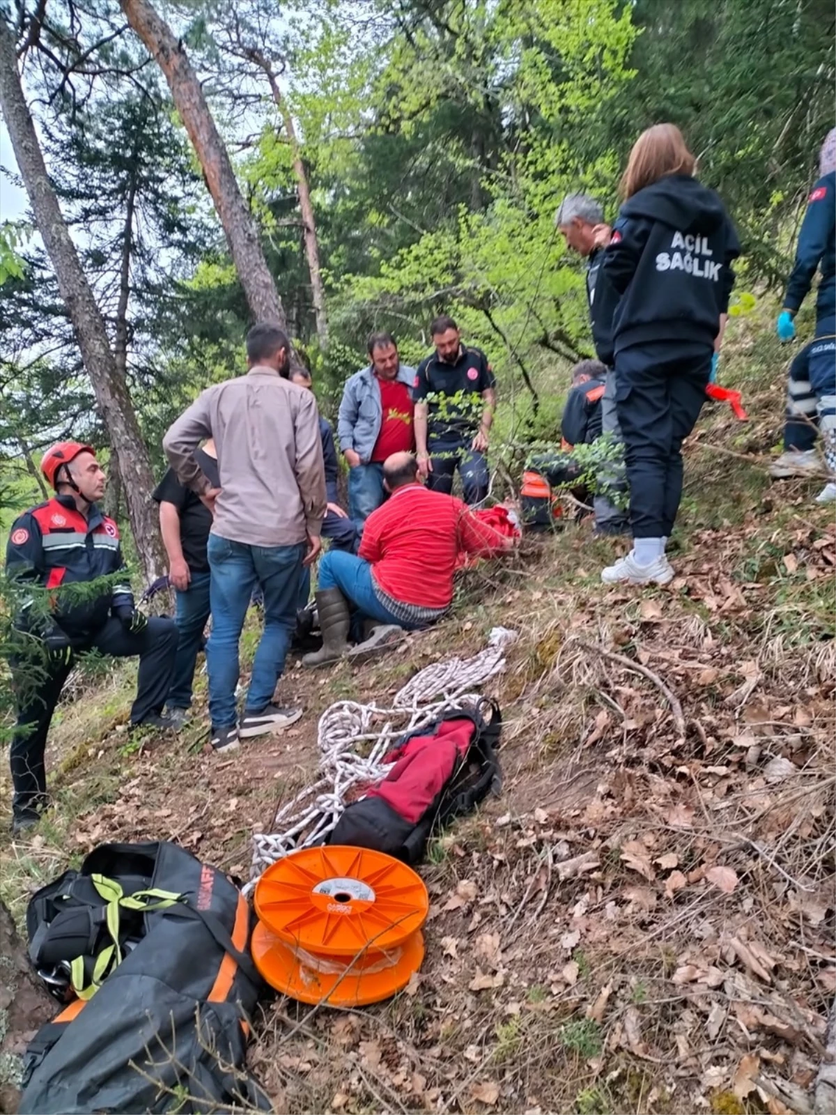 Trabzon’da ormanda uçuruma yuvarlanan yaşlı kişi itfaiye tarafından kurtarıldı